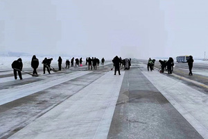信陽(yáng)明港機(jī)場(chǎng)抗擊冰雪，護(hù)航旅客回家路